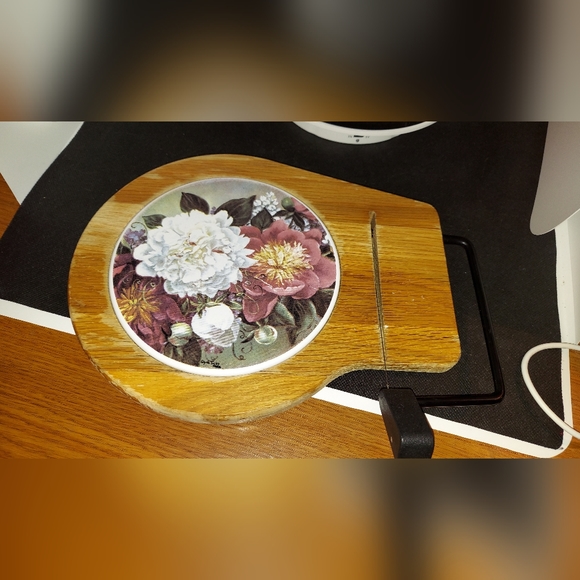 Vintage Glynda Turley Cheese Board Built In Slicer Pink And White Flowers 1996 - Picture 2 of 11
